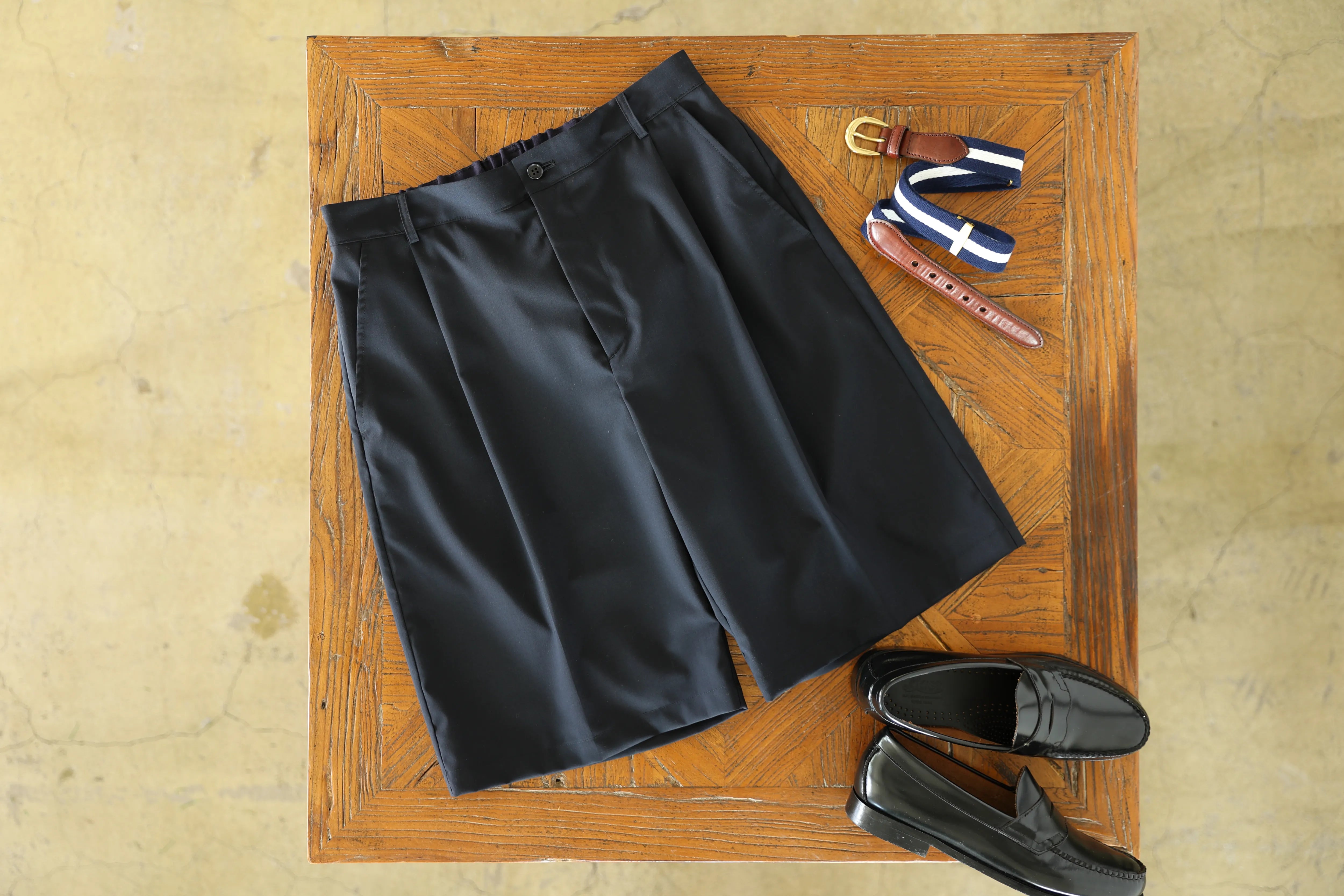 朝晩の寒暖差で着るものに悩んだら。そんなときこそ、大人のショートパンツがおすすめ。