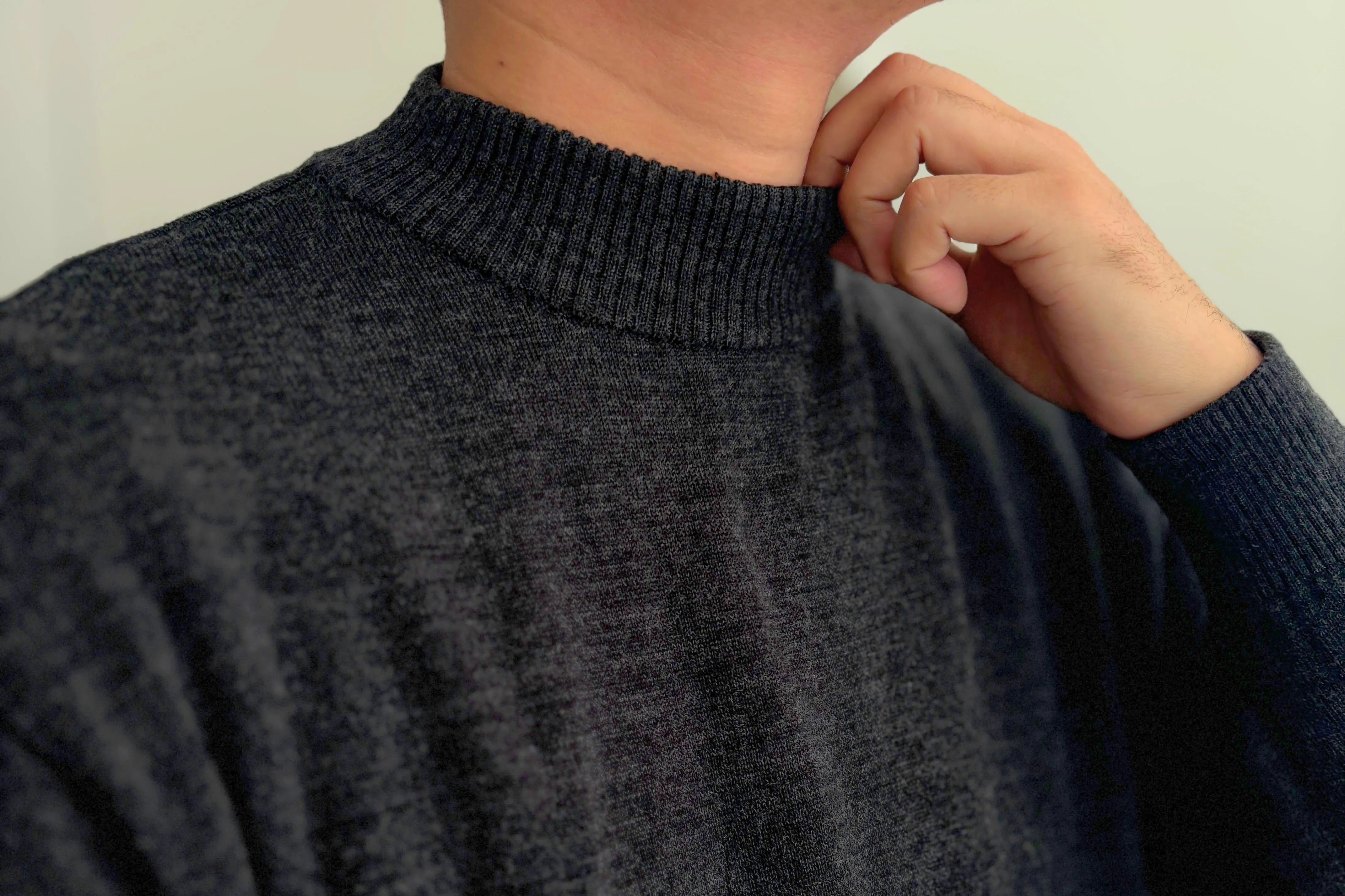 モックネックニット 首元アップ画像