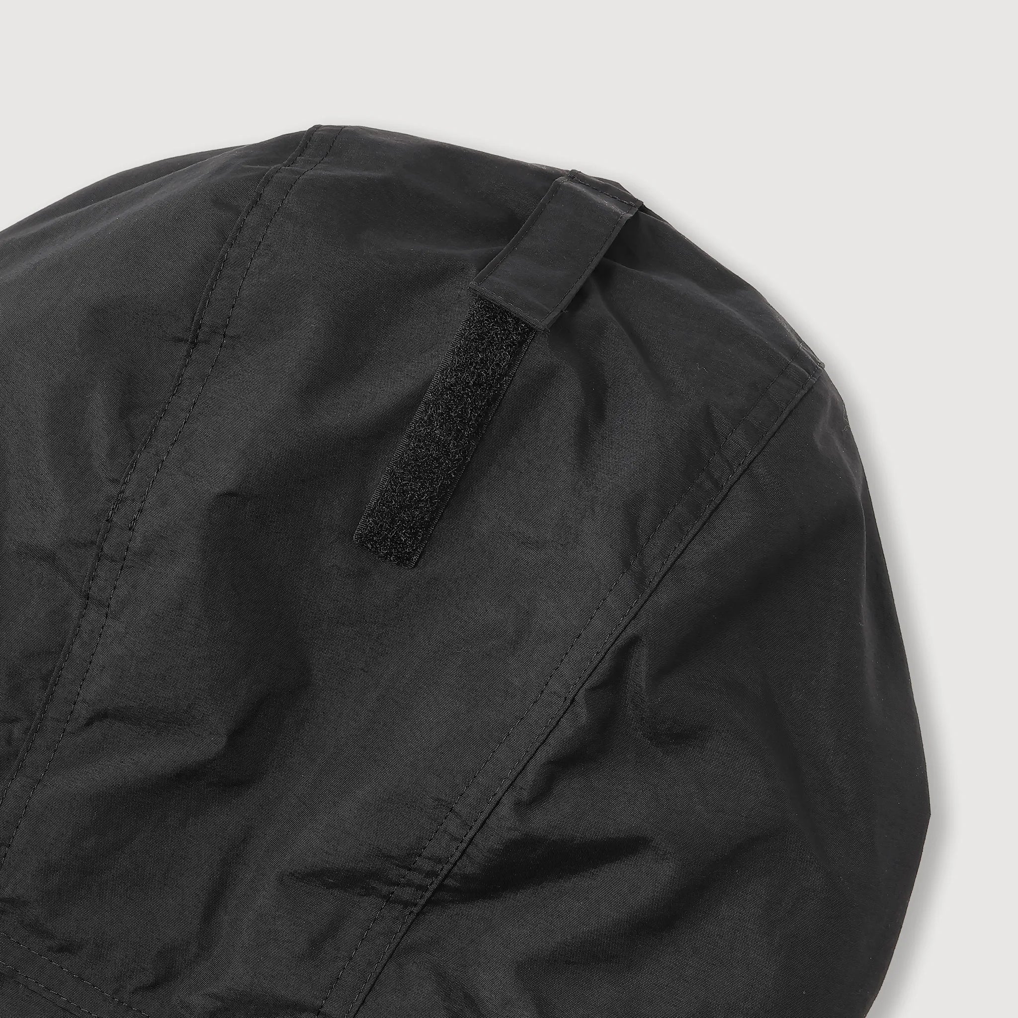 コンパクトジャケット ブラック 商品画像 背面 フード