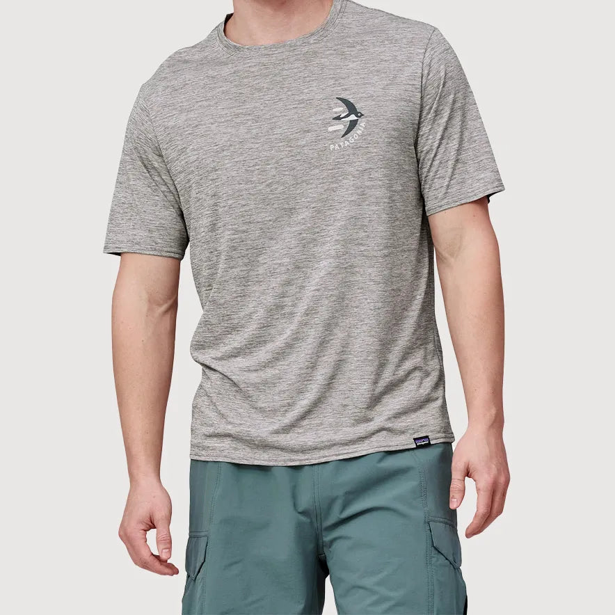 メンズ・キャプリーン・クール・デイリー・グラフィック・シャツ ヘザーグレー 着用画像 正面