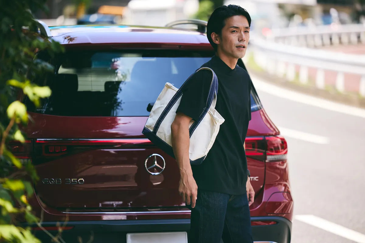 永く着られるクロスネックTシャツ ブラック ドライブシーンでの着用