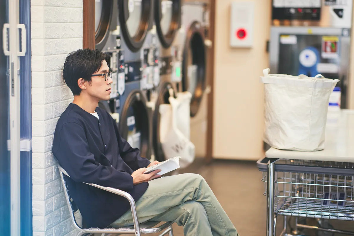 綿麻混・多機能カーディガン ネイビー コインランドリーシーン着用