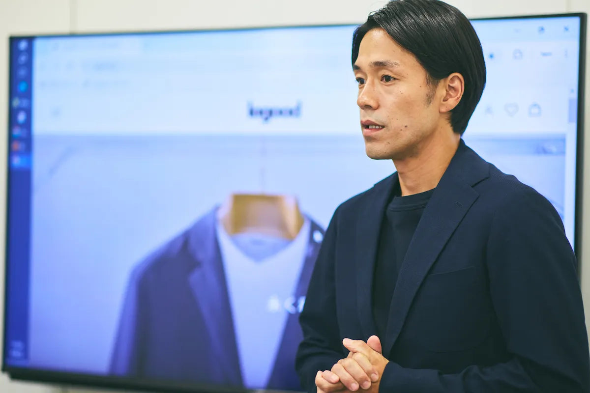 汗を気にしないTシャツ ネイビー 社内プレゼンシーンモデル着用