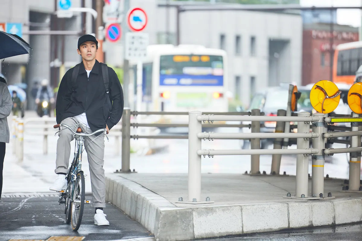 リネンコットン混ブルゾン 自転車シーンモデル着用