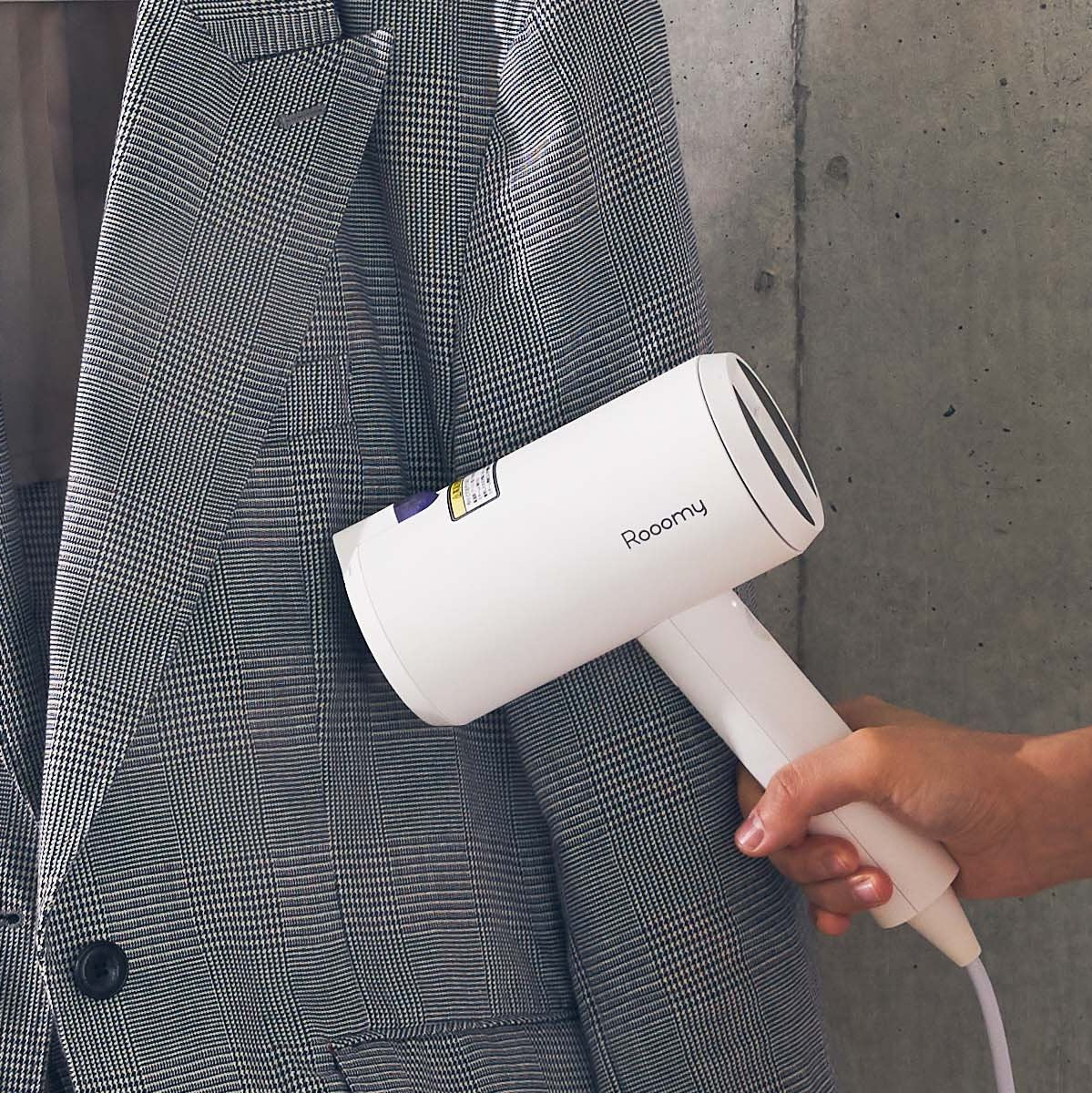 スタイリッシュスチーマー ホワイト 使用イメージ(ジャケット)