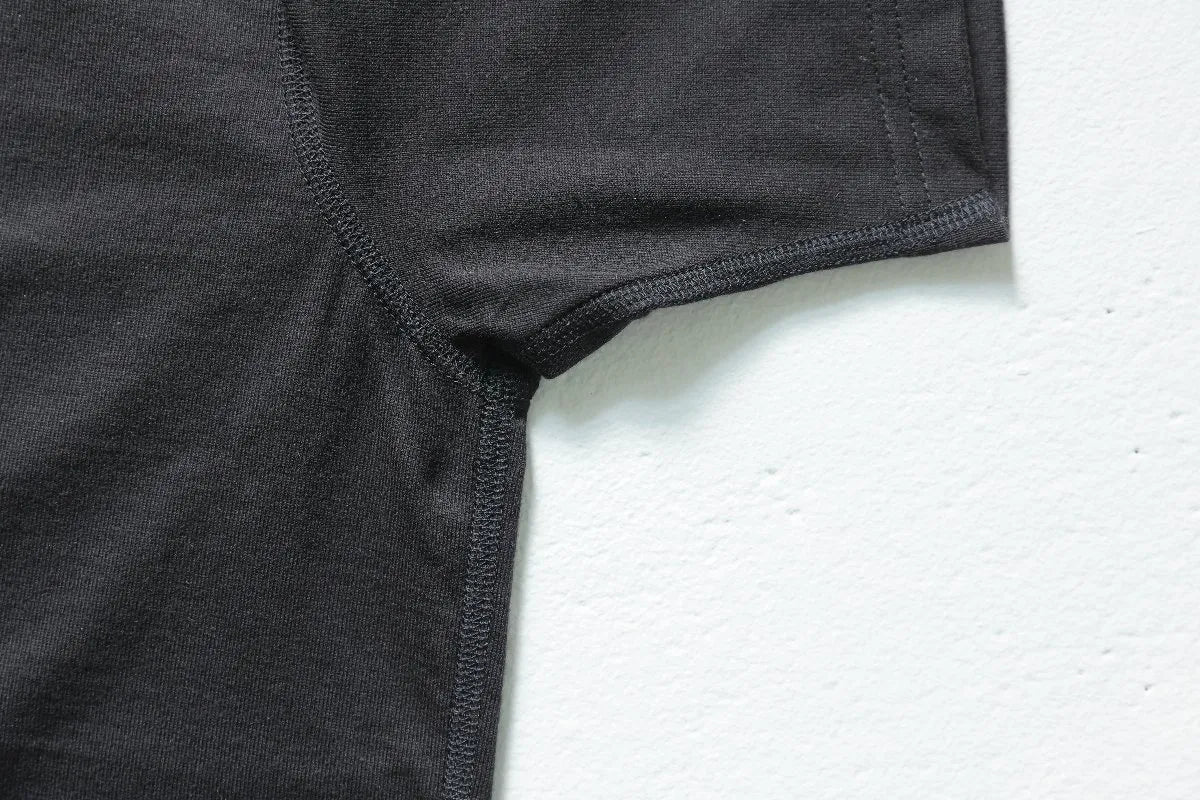永く着られるクロスネックTシャツ ブラック フラットシーマ縫製
