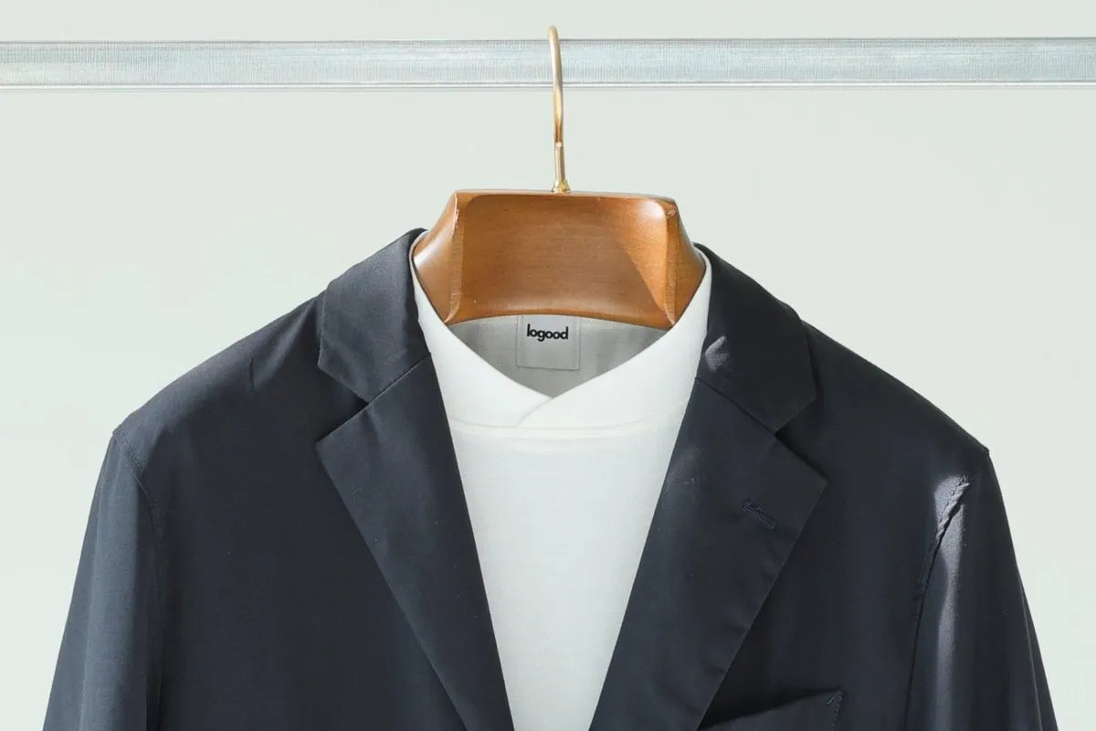 永く着られるクロスネックTシャツ ジャケット合わせ