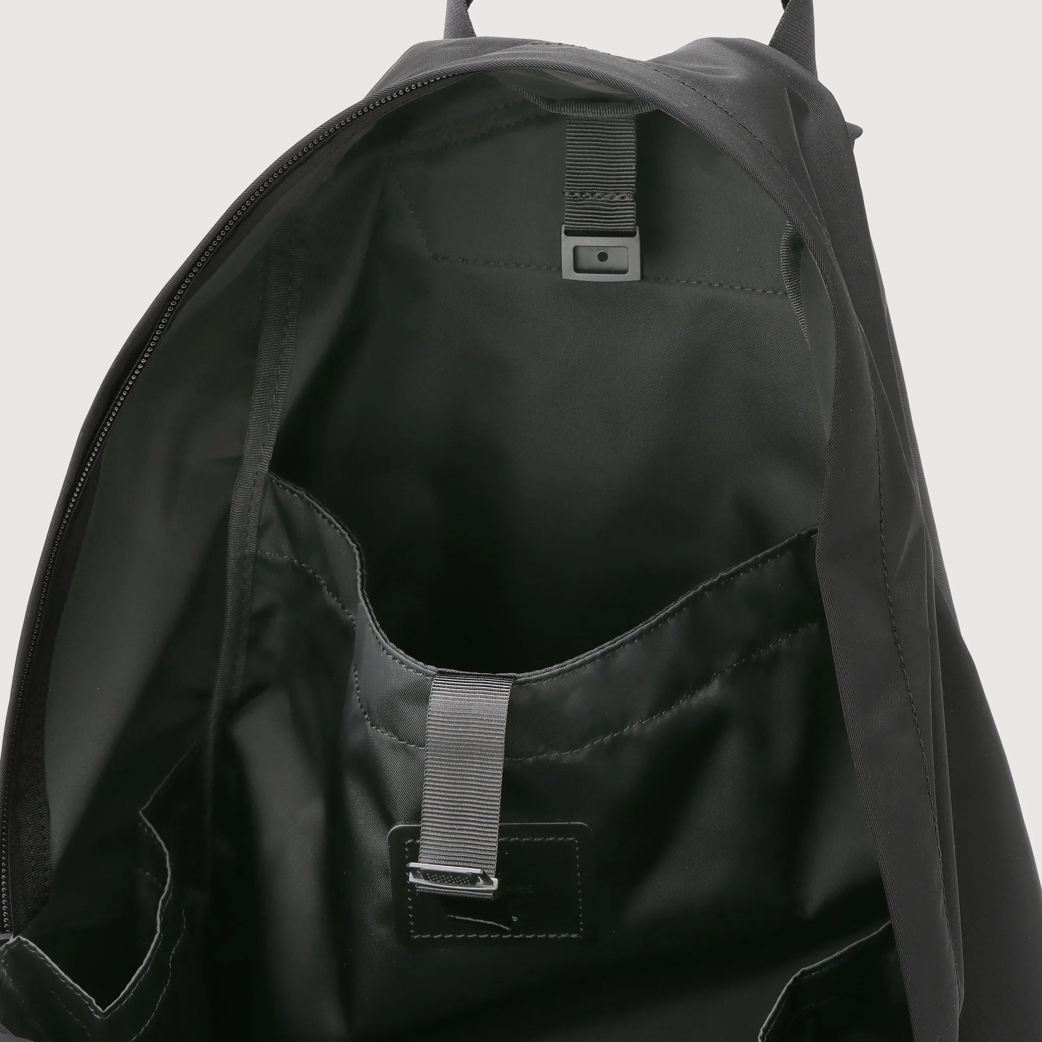 レザーボトム・デイパック ブラック 商品画像 メイン気室内ファスナーポケット見せ
