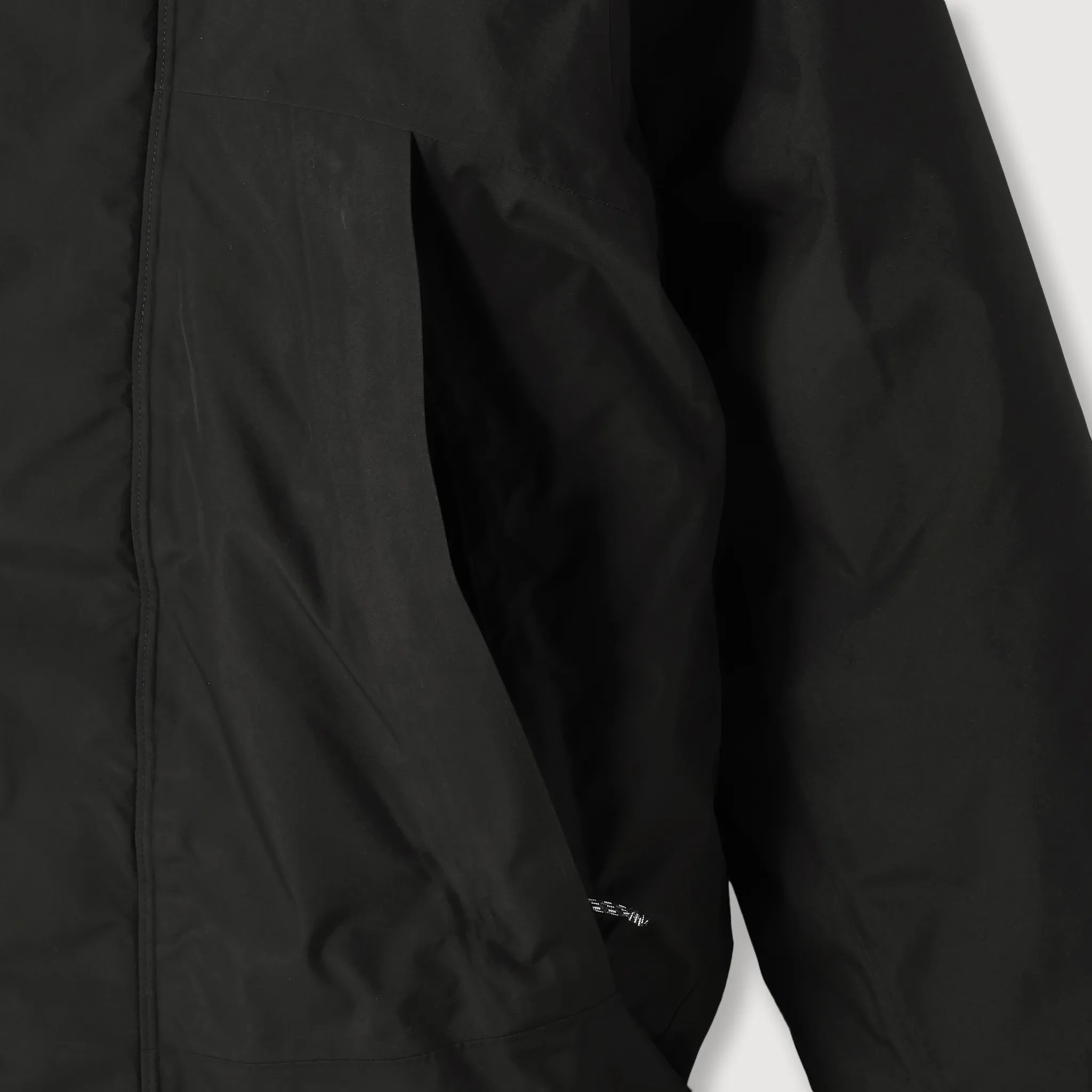 メンズ・ストームシャドー・パーカ ブラック 商品画像 前面ポケット見せ