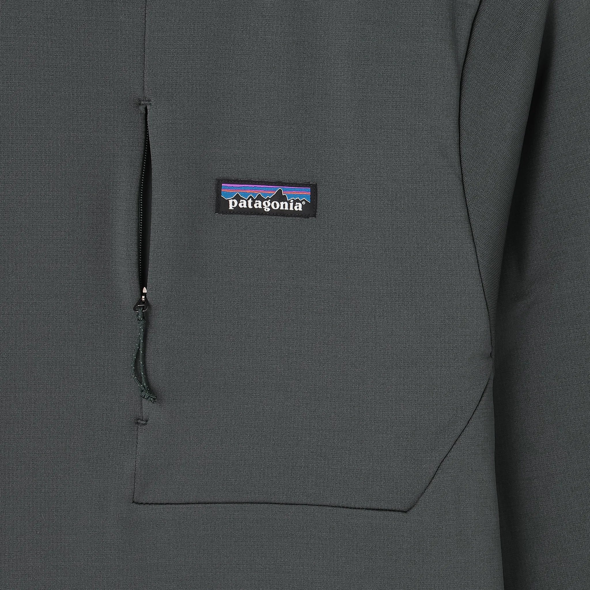 メンズ・R1 サーマル・クルー スモルダーブルー 商品画像 胸ポケットアップ