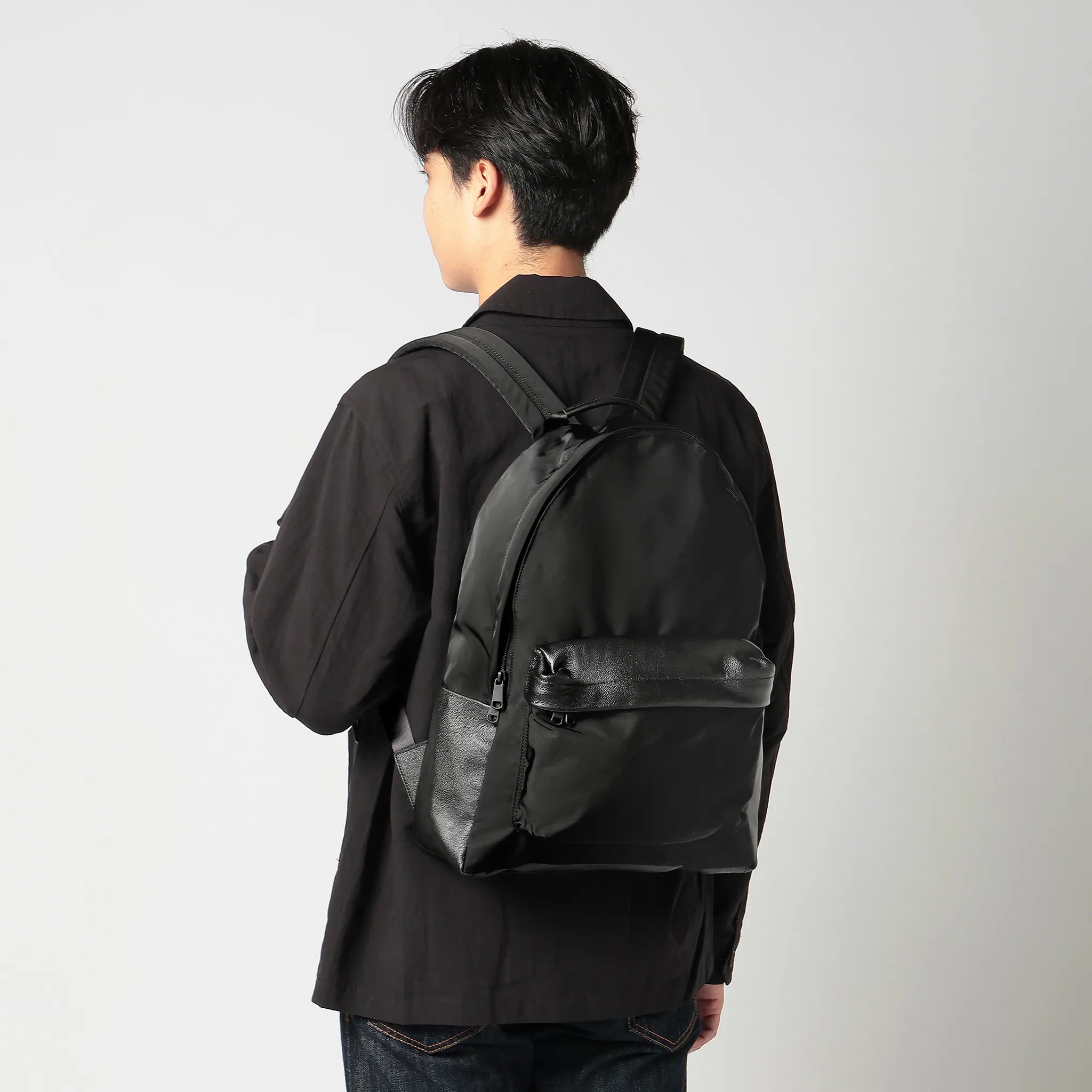 レザーボトム・デイパック ブラック 着用画像