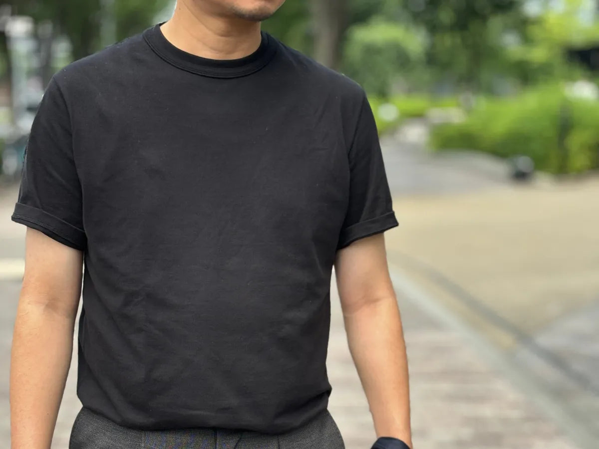 永く着られるTシャツ ブラック スタッフ着用