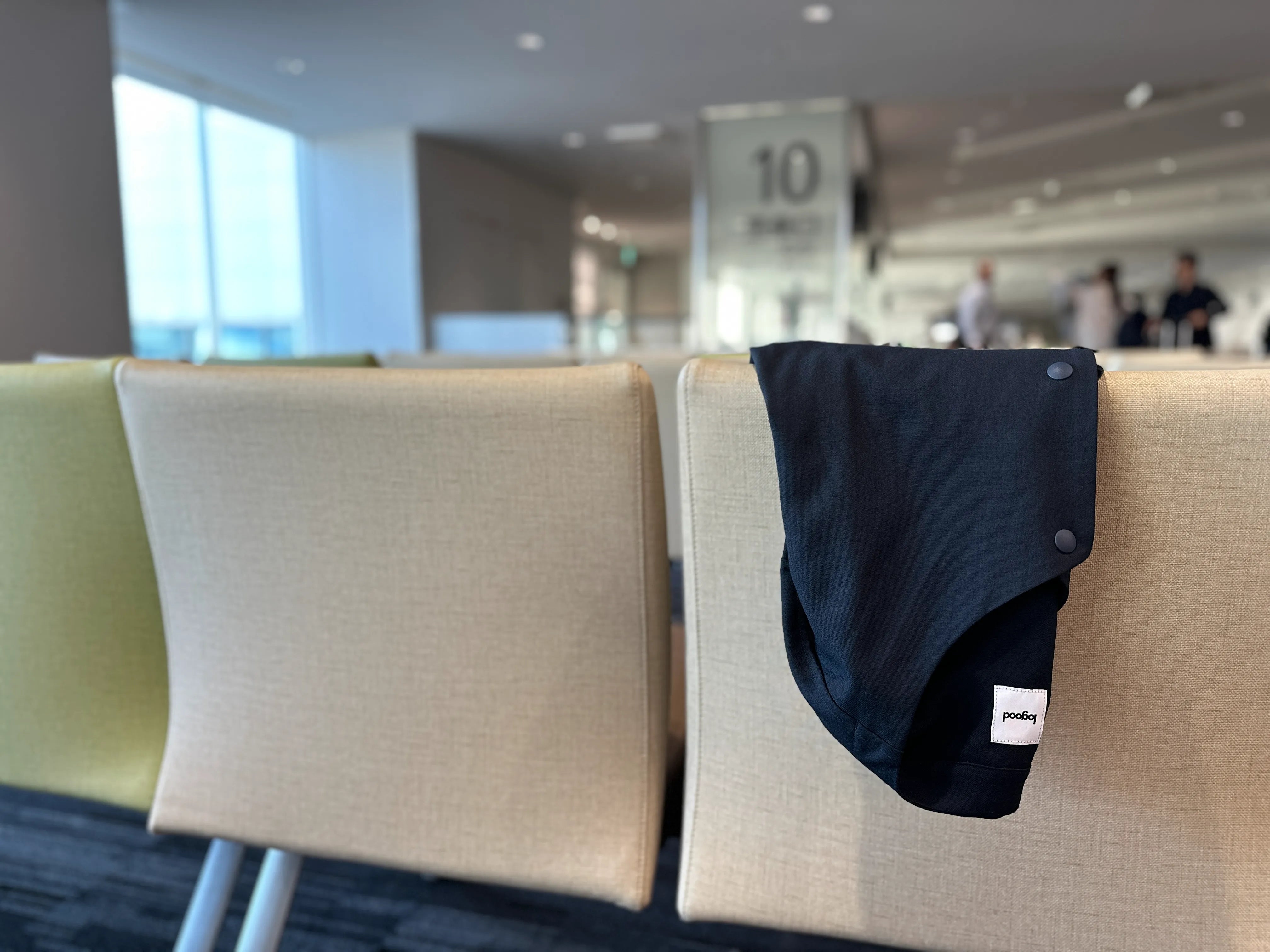 綿麻混・多機能カーディガン ネイビーカラー ソファーに掛けている画像