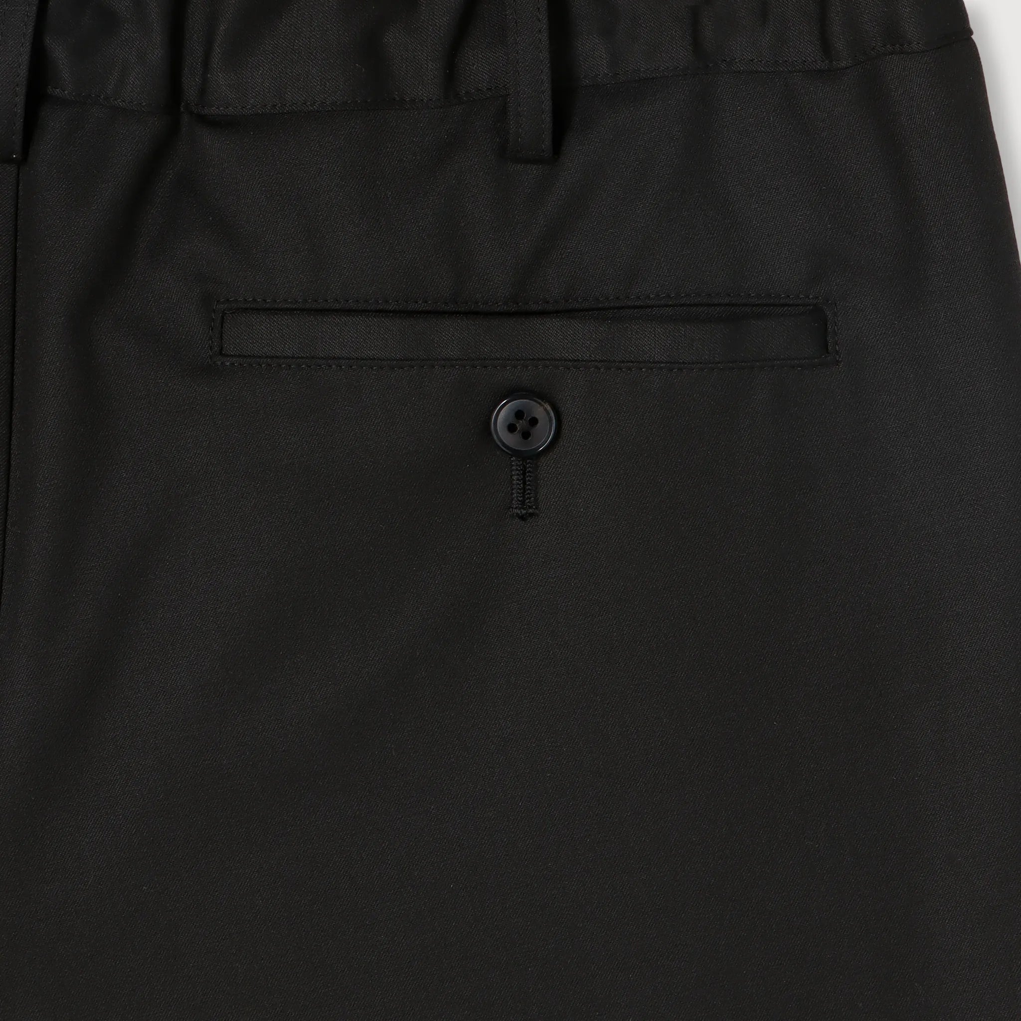 すっきりはける中わた入りパンツ　ブラック　商品画像　背面　ボタン留めポケットアップ
